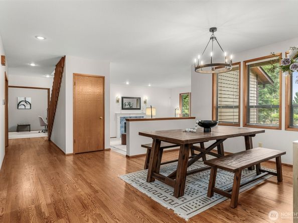 18557 W Lake Desire Drive SE, Renton WA 98058