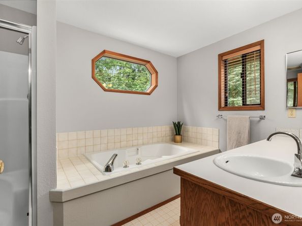 18557 W Lake Desire Drive SE, Renton WA 98058