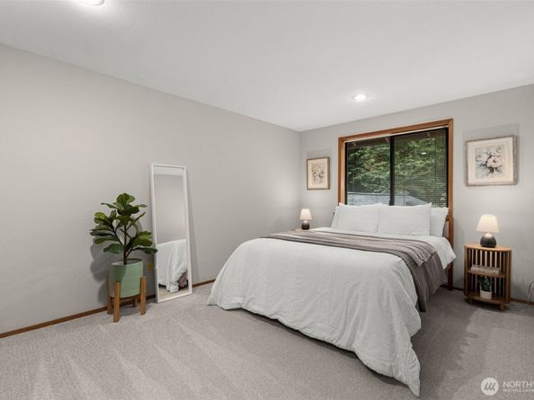 18557 W Lake Desire Drive SE, Renton WA 98058