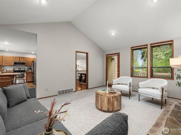 18557 W Lake Desire Drive SE, Renton WA 98058
