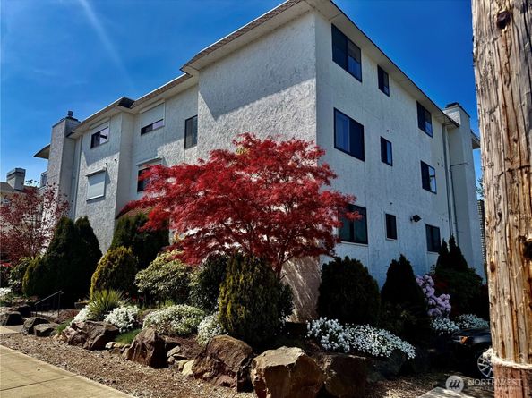 11755 Greenwood Avenue N 203, Seattle WA 98133