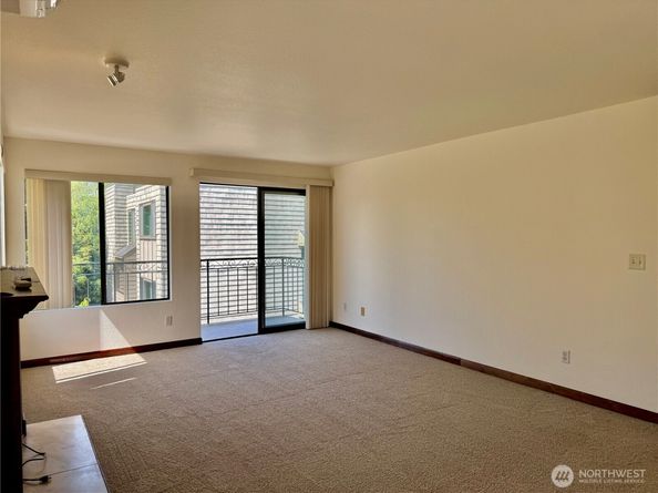 11755 Greenwood Avenue N 203, Seattle WA 98133