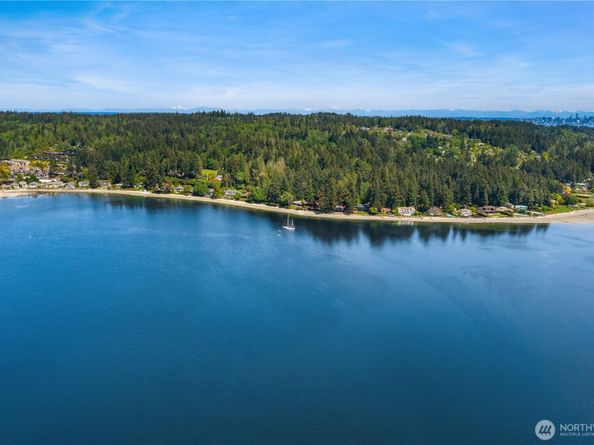 4582 Point White Drive NE, Bainbridge Island WA 98110