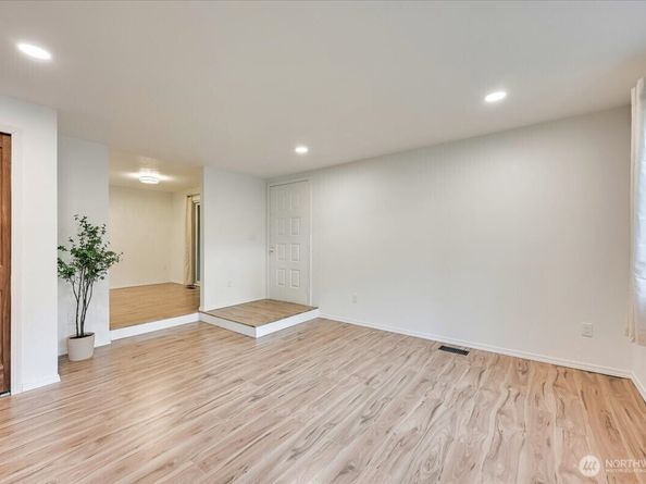 12712 NE 120th Street G1, Kirkland WA 98034