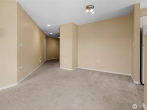 4343 Roosevelt Way NE 401, Seattle WA 98105