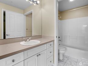 4343 Roosevelt Way NE 401, Seattle WA 98105