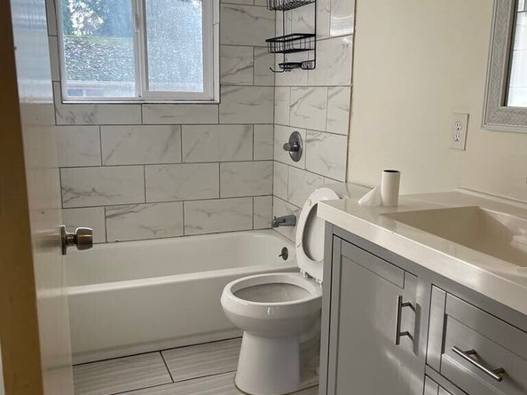 27 SW 102 Street, Seattle WA 98146