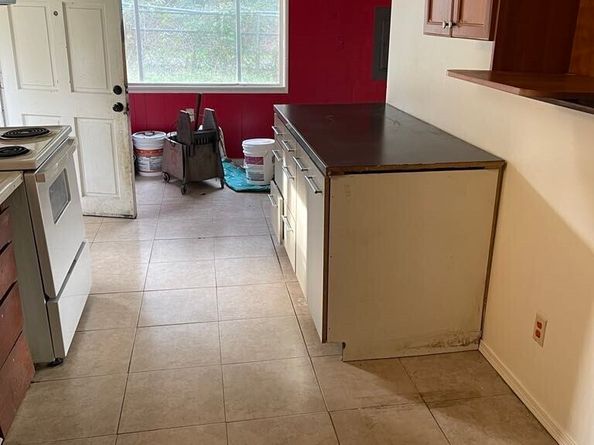 27 SW 102 Street, Seattle WA 98146