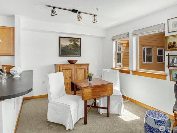 827 Hiawatha Place S 405, Seattle WA 98144