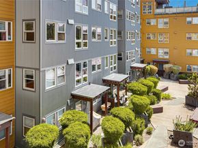 827 Hiawatha Place S 405, Seattle WA 98144
