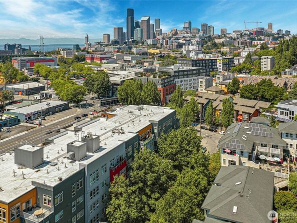 827 Hiawatha Place S 405, Seattle WA 98144