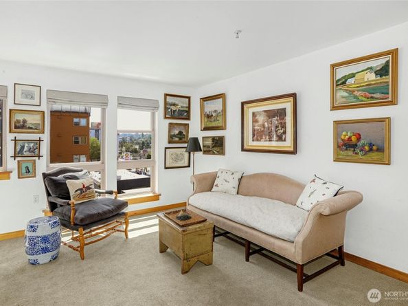 827 Hiawatha Place S 405, Seattle WA 98144