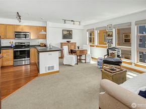 827 Hiawatha Place S 405, Seattle WA 98144