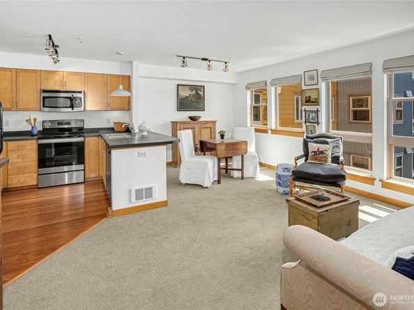 827 Hiawatha Place S 405, Seattle WA 98144