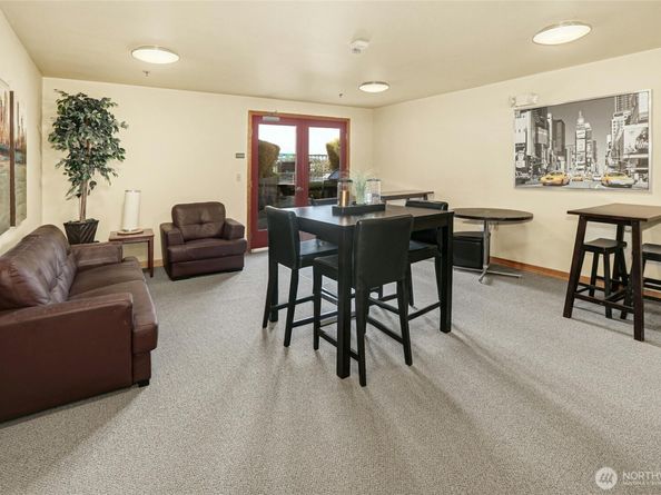 827 Hiawatha Place S 405, Seattle WA 98144