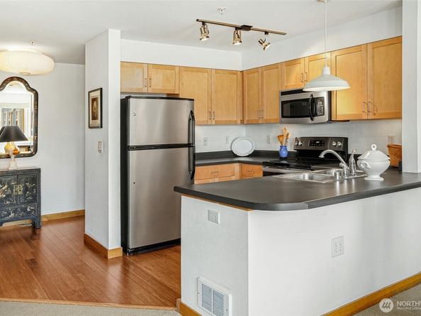 827 Hiawatha Place S 405, Seattle WA 98144