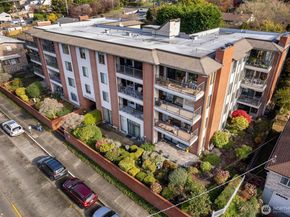 2858 32nd Avenue W 106, Seattle WA 98119