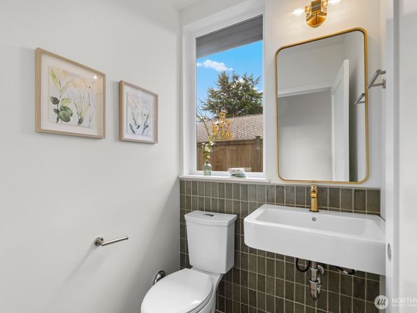 10043 B 8th Avenue NW, Seattle WA 98177