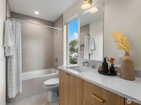 10043 B 8th Avenue NW, Seattle WA 98177