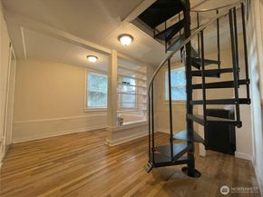 5211 19th Avenue NE, Seattle WA 98105