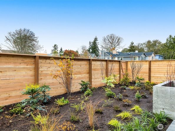 9223 B Densmore Avenue N, Seattle WA 98103