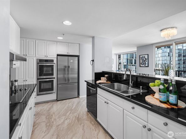 177 107th Avenue NE 1702, Bellevue WA 98004