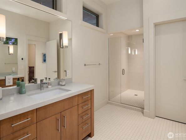 4911 NE Laurelcrest Lane, Seattle WA 98105