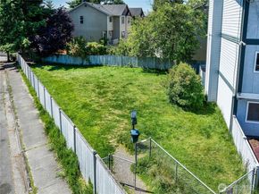 8823 Holly Drive H207, Everett WA 98208