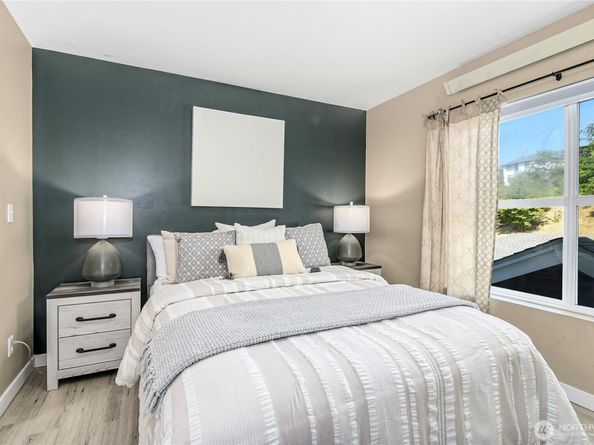 1698 25th Place NE 304, Issaquah WA 98029