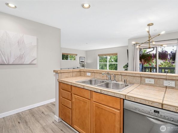 1698 25th Place NE 304, Issaquah WA 98029