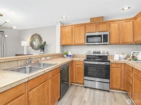 1698 25th Place NE 304, Issaquah WA 98029