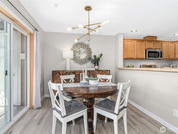 1698 25th Place NE 304, Issaquah WA 98029