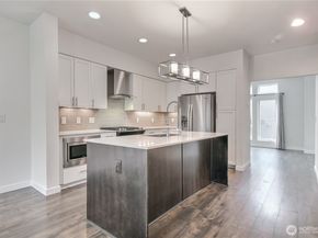 13963 NE 15 Court 11, Bellevue WA 98005