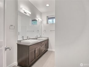 13963 NE 15 Court 11, Bellevue WA 98005