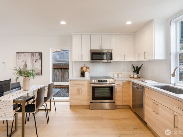 1033 NE 98th Street, Seattle WA 98115