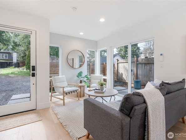 1033 NE 98th Street, Seattle WA 98115