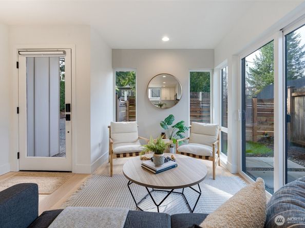 1033 NE 98th Street, Seattle WA 98115