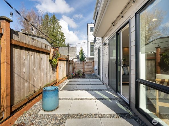 1033 NE 98th Street, Seattle WA 98115