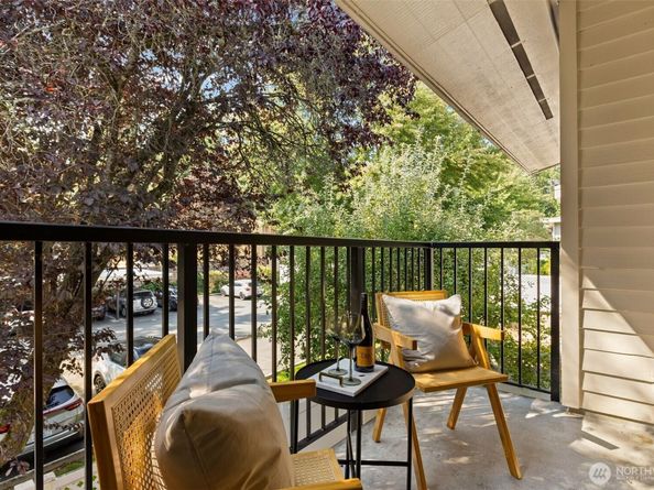 811 126th Place NE A203, Bellevue WA 98005