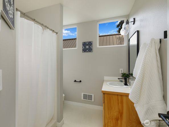 346 Wyatt Way NE 10, Bainbridge Island WA 98110