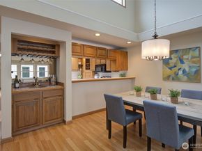 909 N 35TH Street 402, Seattle WA 98103