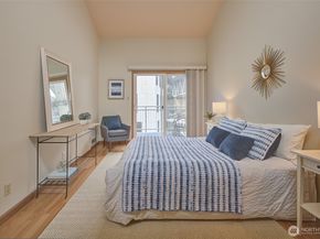909 N 35TH Street 402, Seattle WA 98103
