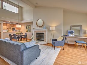 909 N 35TH Street 402, Seattle WA 98103