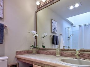 909 N 35TH Street 402, Seattle WA 98103