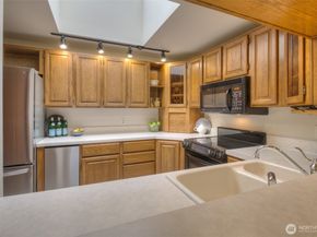909 N 35TH Street 402, Seattle WA 98103