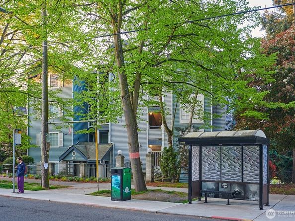 909 N 35TH Street 402, Seattle WA 98103