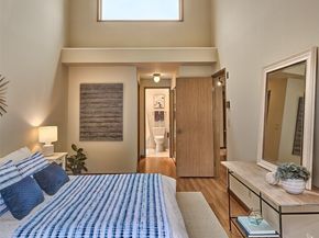 909 N 35TH Street 402, Seattle WA 98103