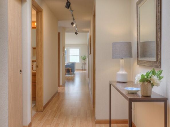 909 N 35TH Street 402, Seattle WA 98103