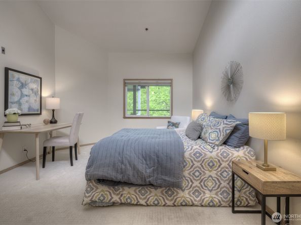 909 N 35TH Street 402, Seattle WA 98103
