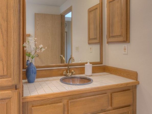 909 N 35TH Street 402, Seattle WA 98103